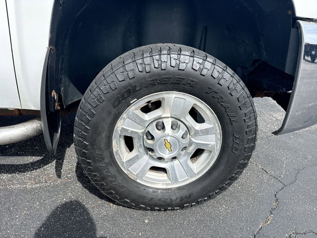Used 2010 Chevrolet Silverado 2500 LT w/ Interior Plus Package AWD/4WD image 10