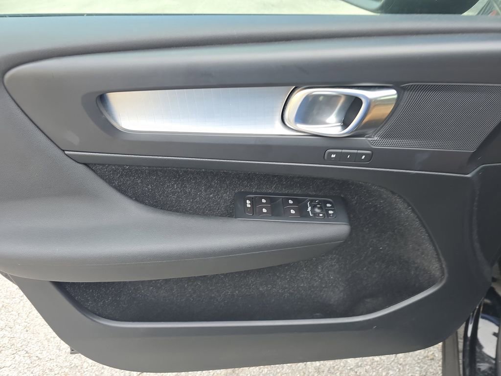 Used 2019 Volvo XC40 T5 Momentum image 17