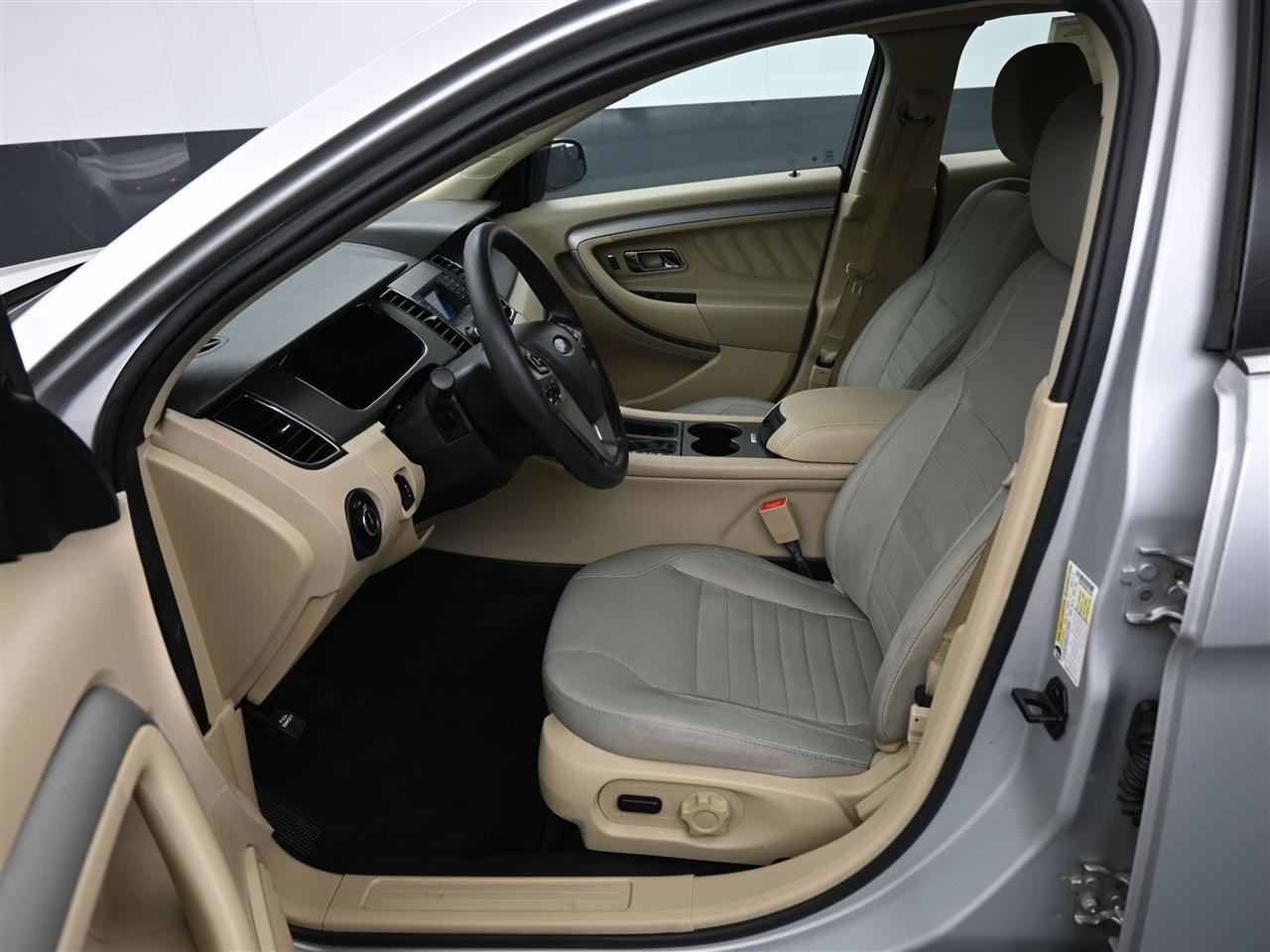 Used 2019 Ford Taurus SE FWD image 11
