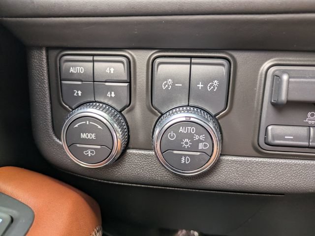 Used 2024 GMC Yukon Denali Ultimate AWD/4WD image 33