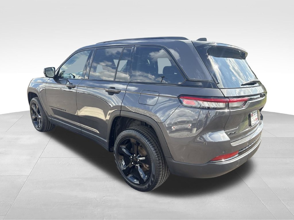 Used 2024 Jeep Grand Cherokee Limited w/ Black Appearance Package AWD/4WD image 6