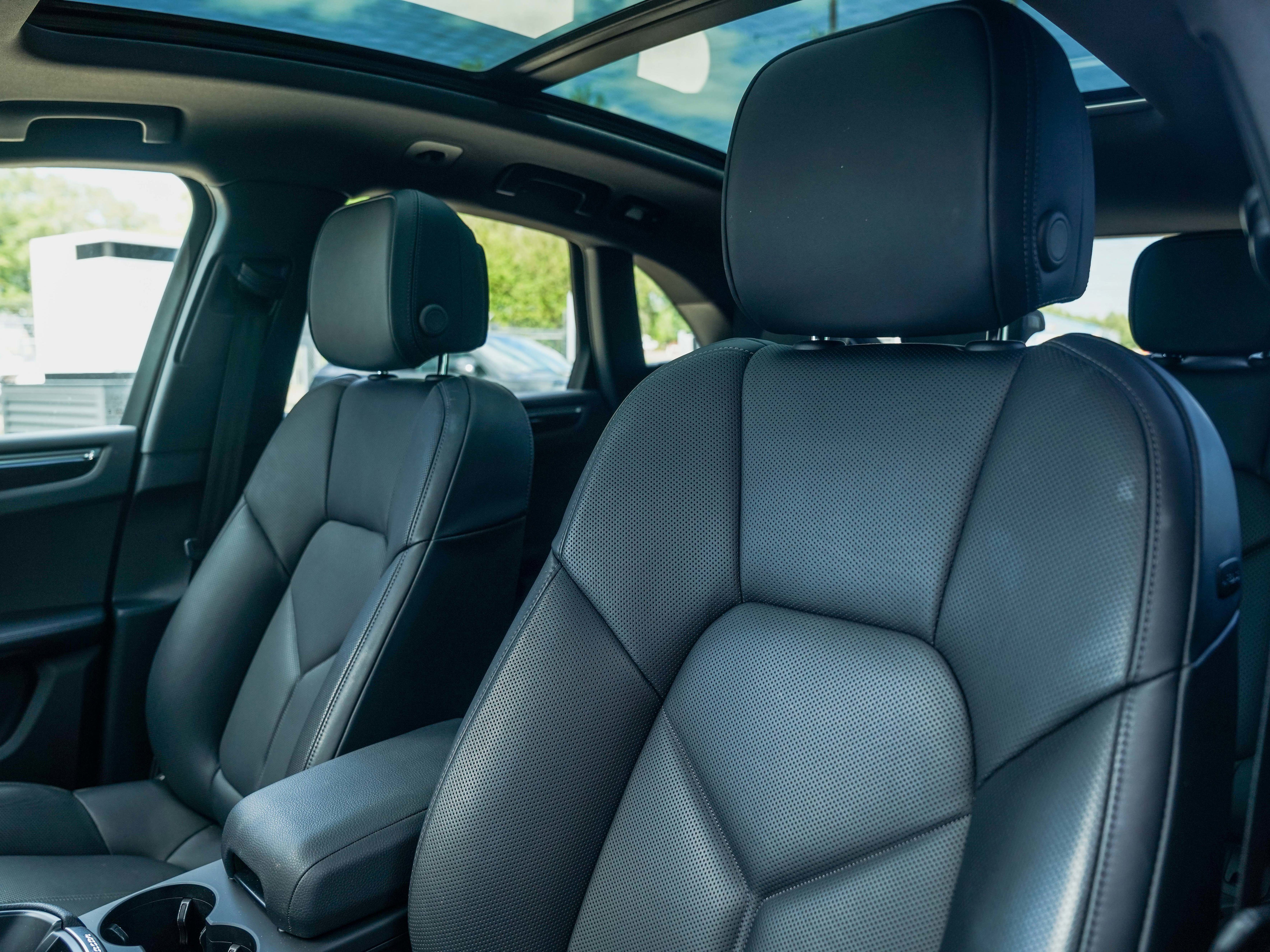 Certified 2025 Porsche Macan image 5