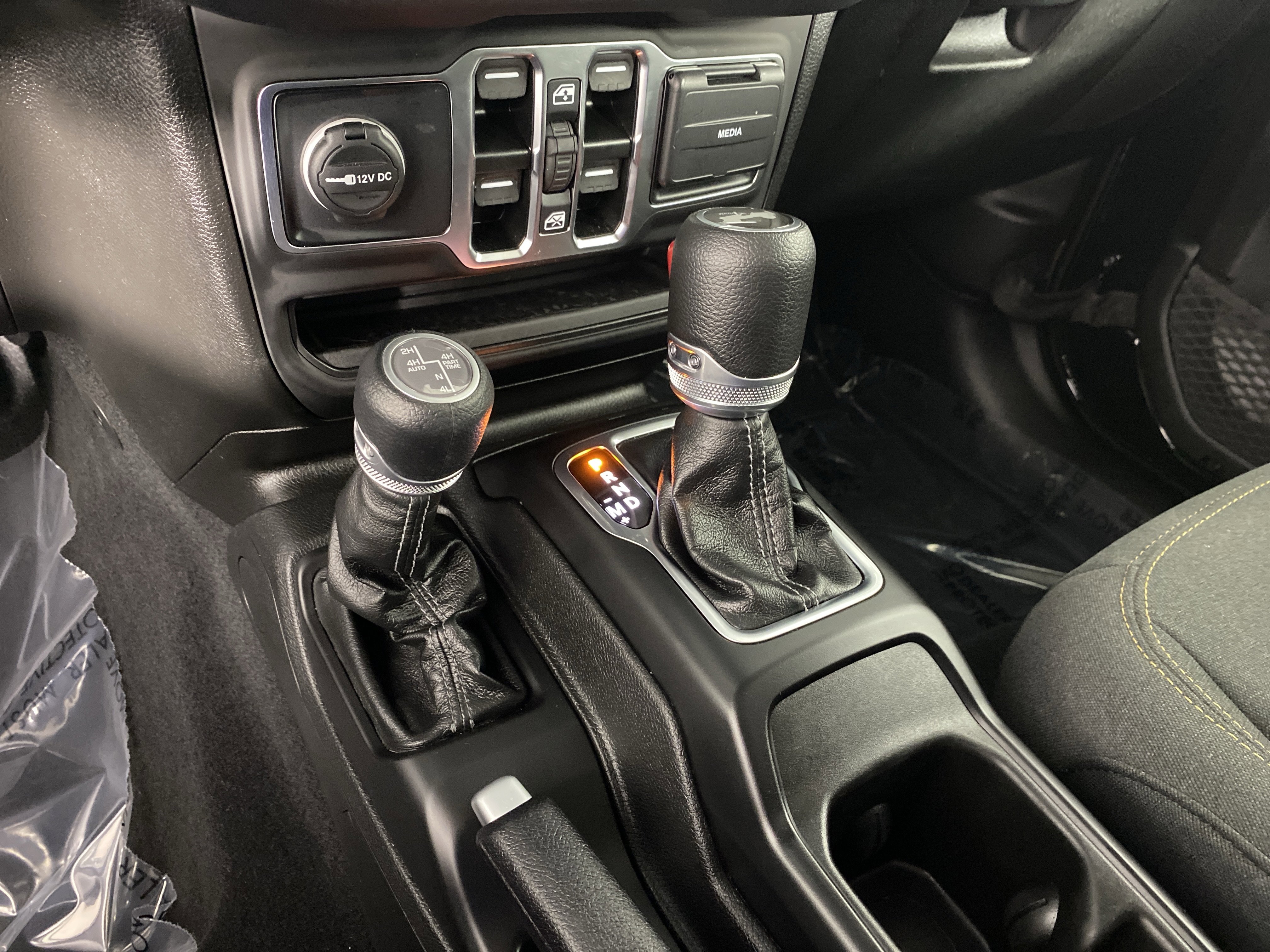 Used 2025 Jeep Wrangler Sahara AWD/4WD image 29