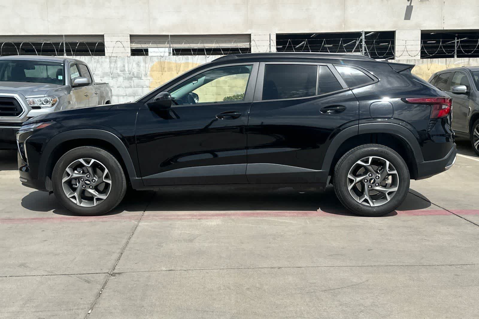 Used 2025 Chevrolet Trax LT FWD image 6
