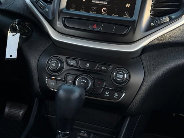 Used 2014 Jeep Cherokee Latitude w/ Cold Weather Group FWD image 25