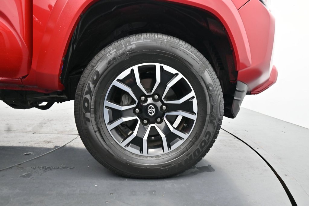 Used 2022 Toyota Tacoma TRD Sport w/ TRD Premium Sport Package AWD/4WD image 13