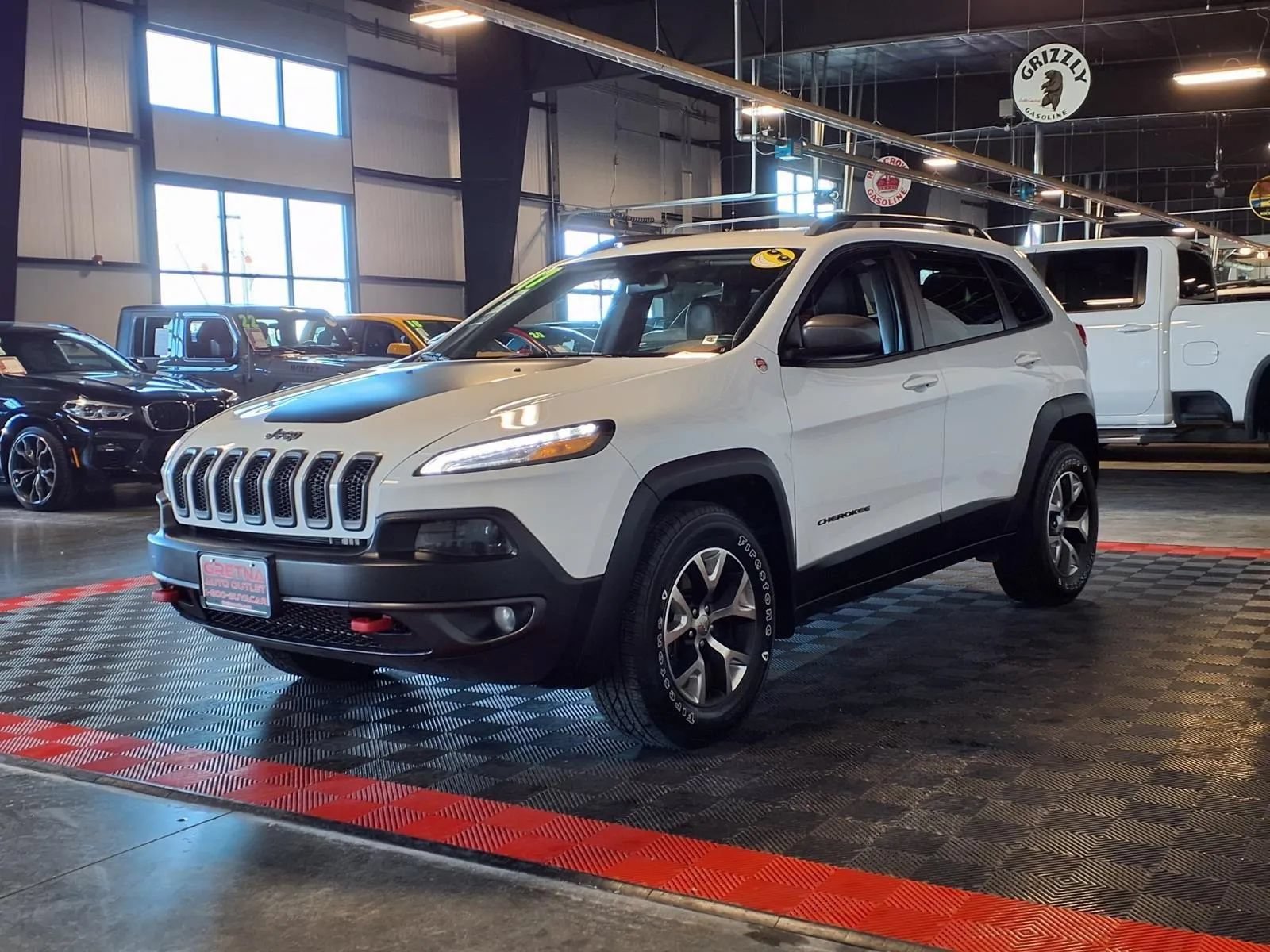 Used 2017 Jeep Cherokee Trailhawk w/ Cold Weather Group AWD/4WD image 3