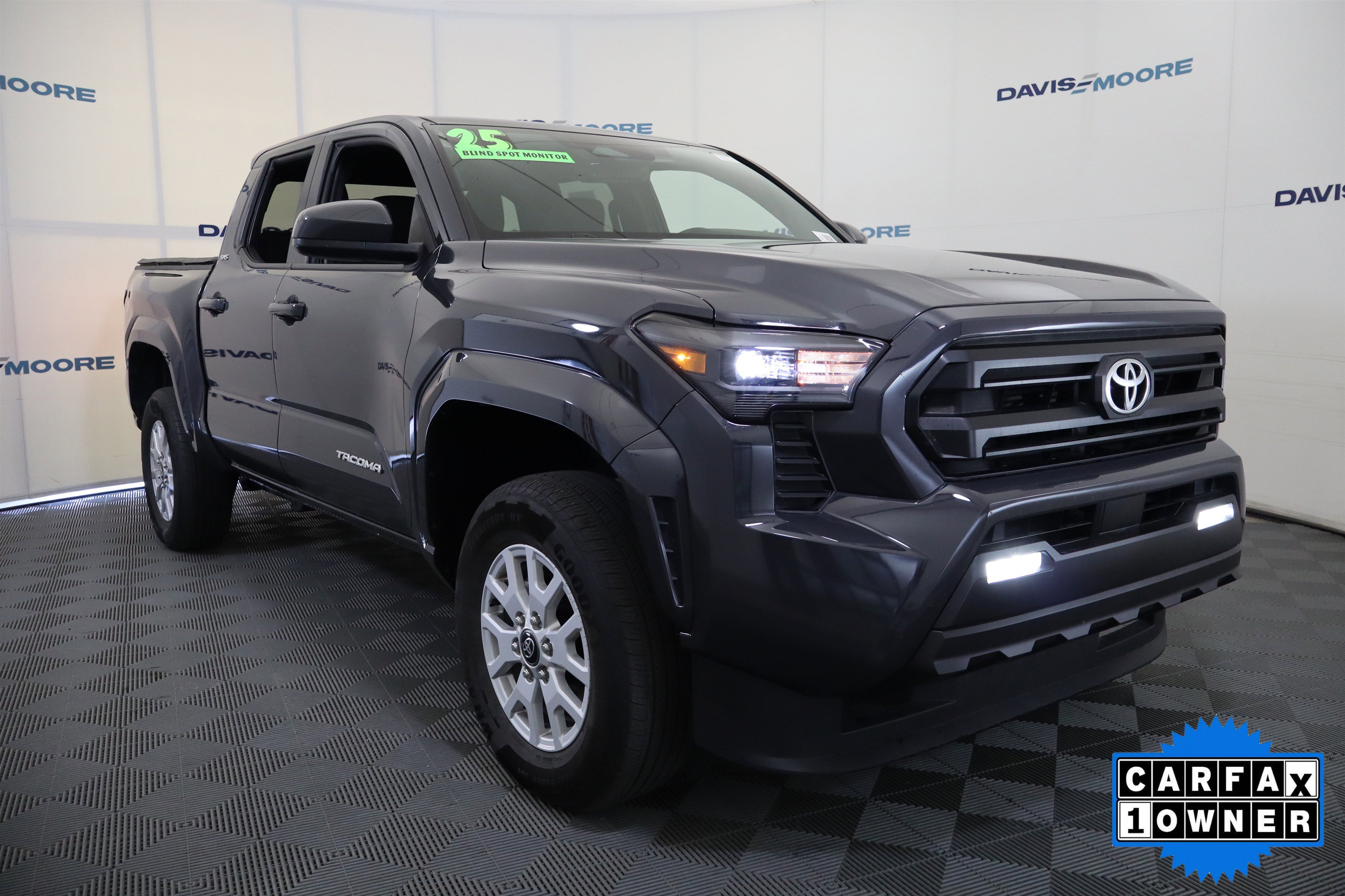 Used 2025 Toyota Tacoma SR5 AWD/4WD image 3