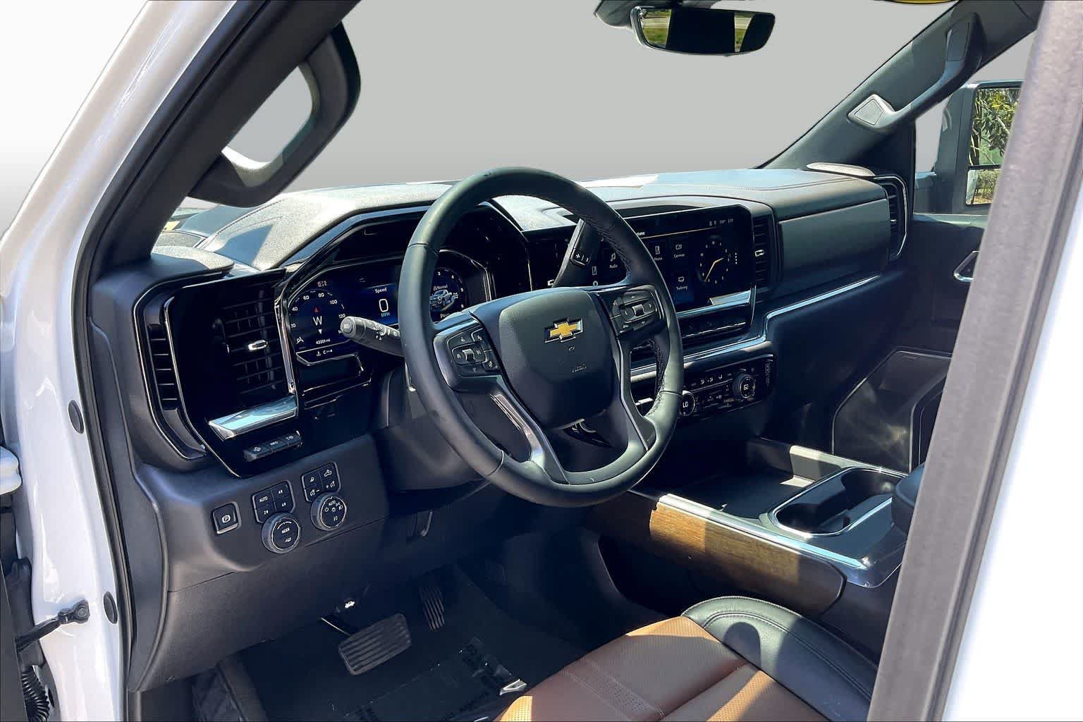 Used 2025 Chevrolet Silverado 2500 High Country w/ High Country Premium Package AWD/4WD image 14
