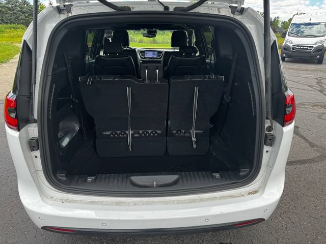 Certified 2025 Chrysler Pacifica Limited FWD image 17