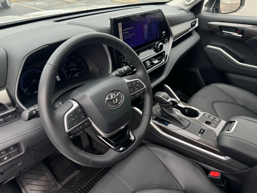 Used 2023 Toyota Highlander Limited FWD image 17