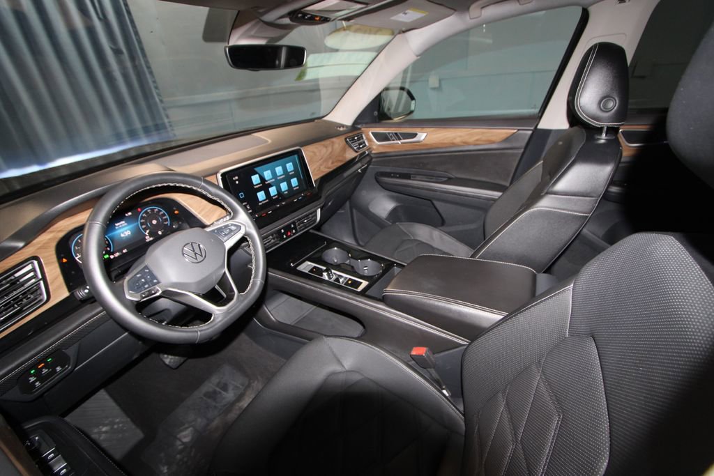 Used 2025 Volkswagen Atlas SE image 2