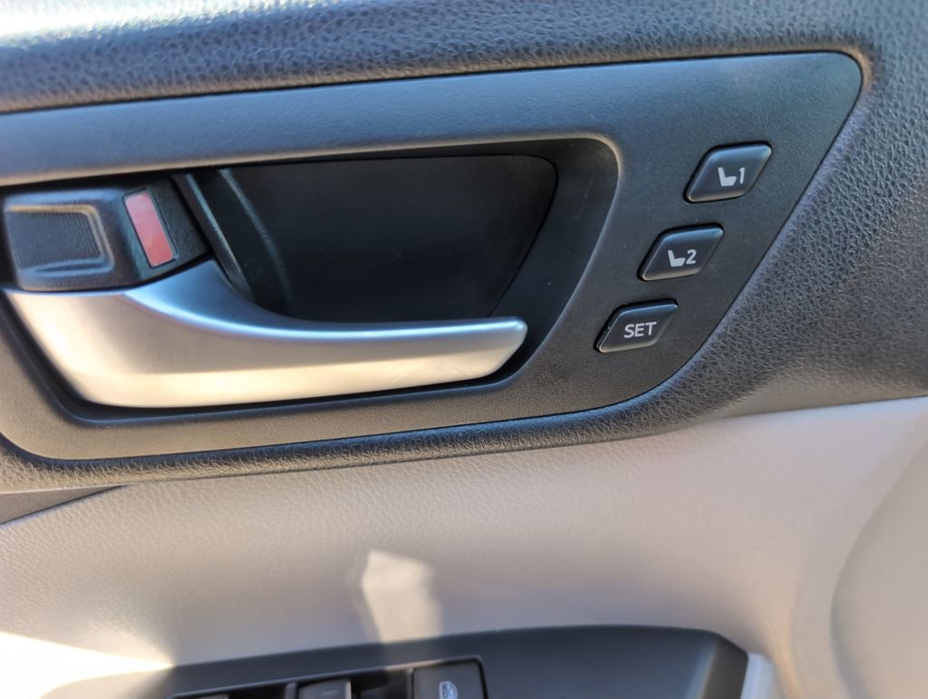 Used 2016 Toyota Highlander Limited image 18