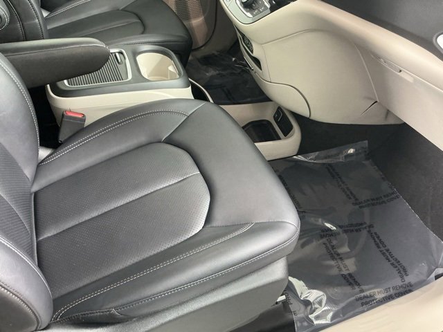 Used 2024 Chrysler Pacifica Touring-L image 14