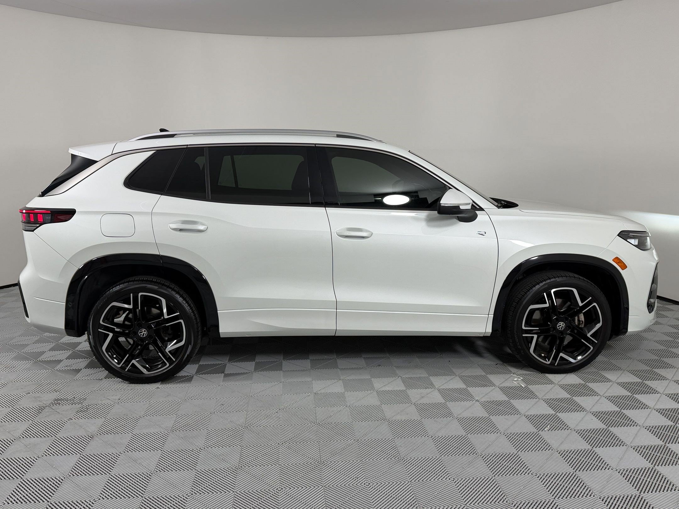 Used 2025 Volkswagen Tiguan SEL R-Line AWD/4WD image 8