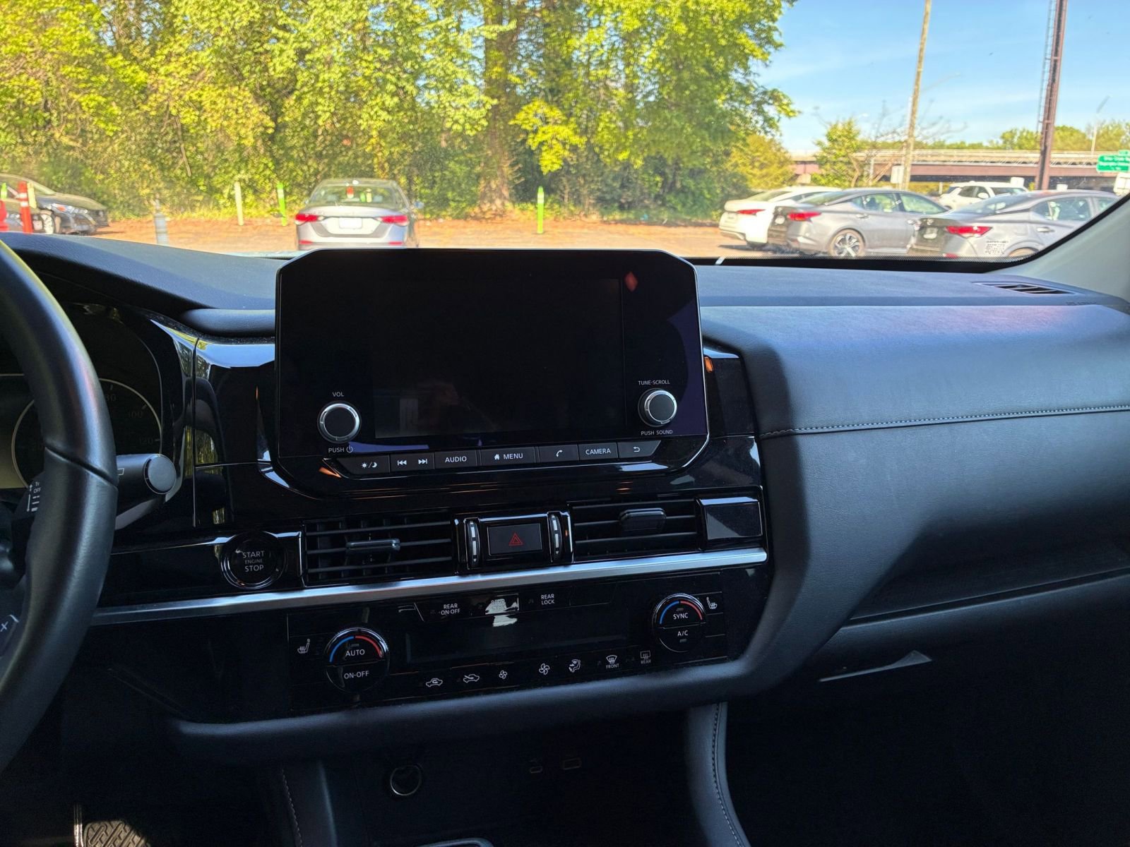 Used 2025 Nissan Pathfinder SV image 17