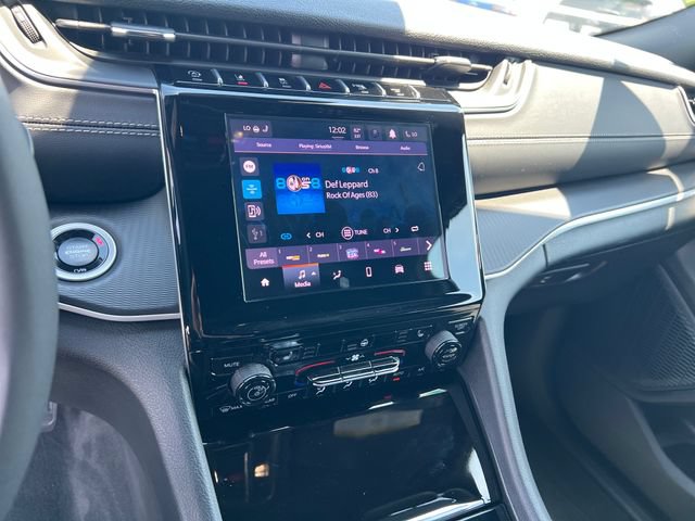 Used 2025 Jeep Grand Cherokee Altitude AWD/4WD image 20