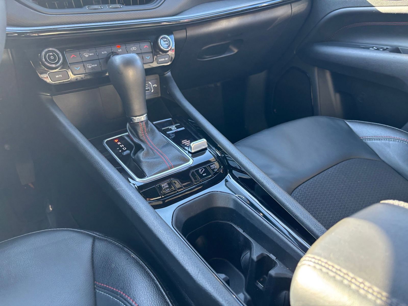 Used 2025 Jeep Compass Trailhawk image 41