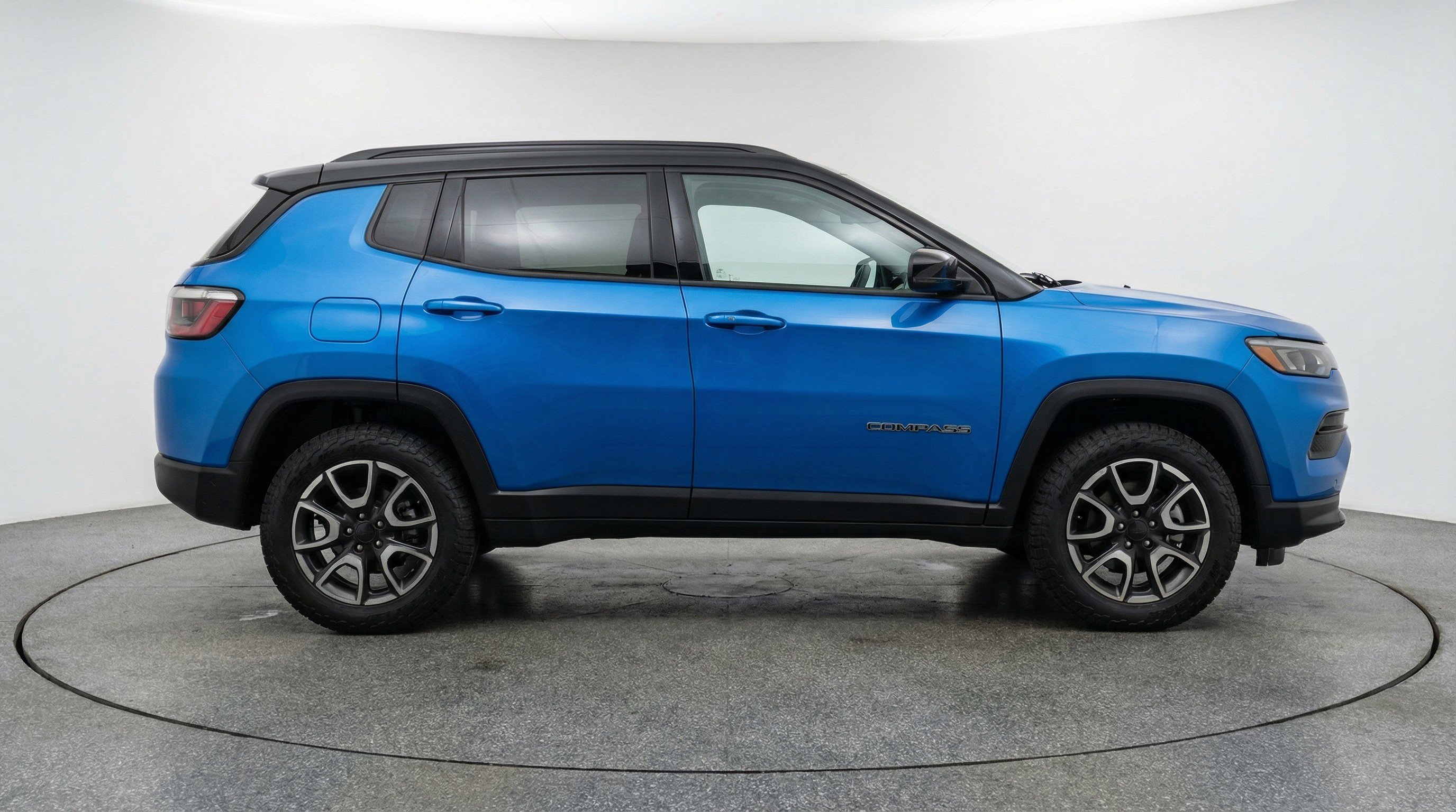 Used 2025 Jeep Compass Trailhawk AWD/4WD image 11