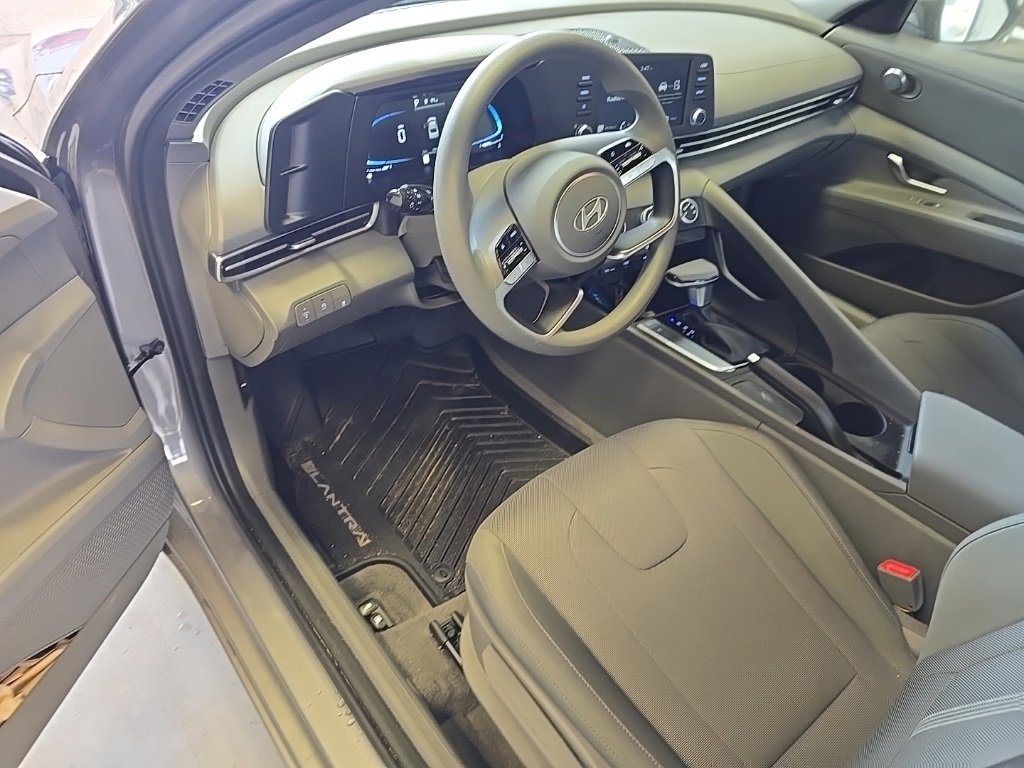 Used 2025 Hyundai Elantra SE image 8