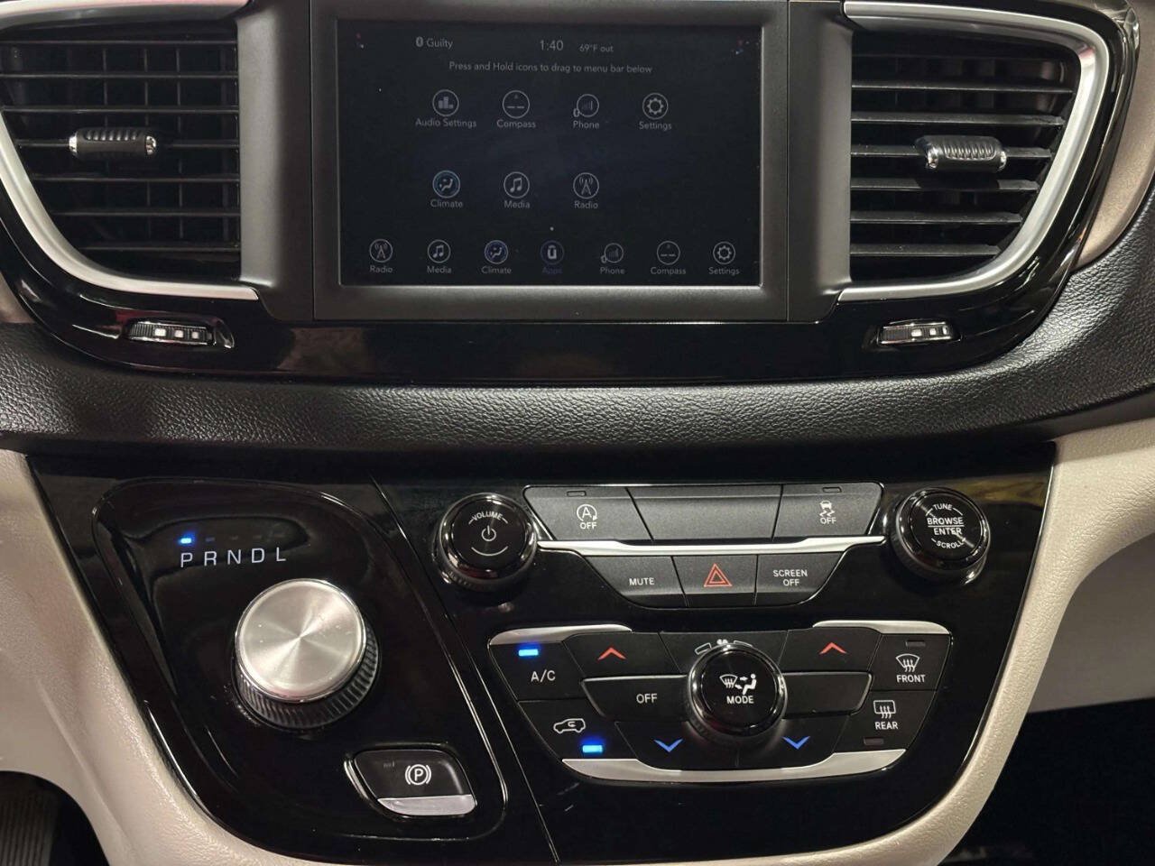 Used 2021 Chrysler Voyager Lxi FWD image 28