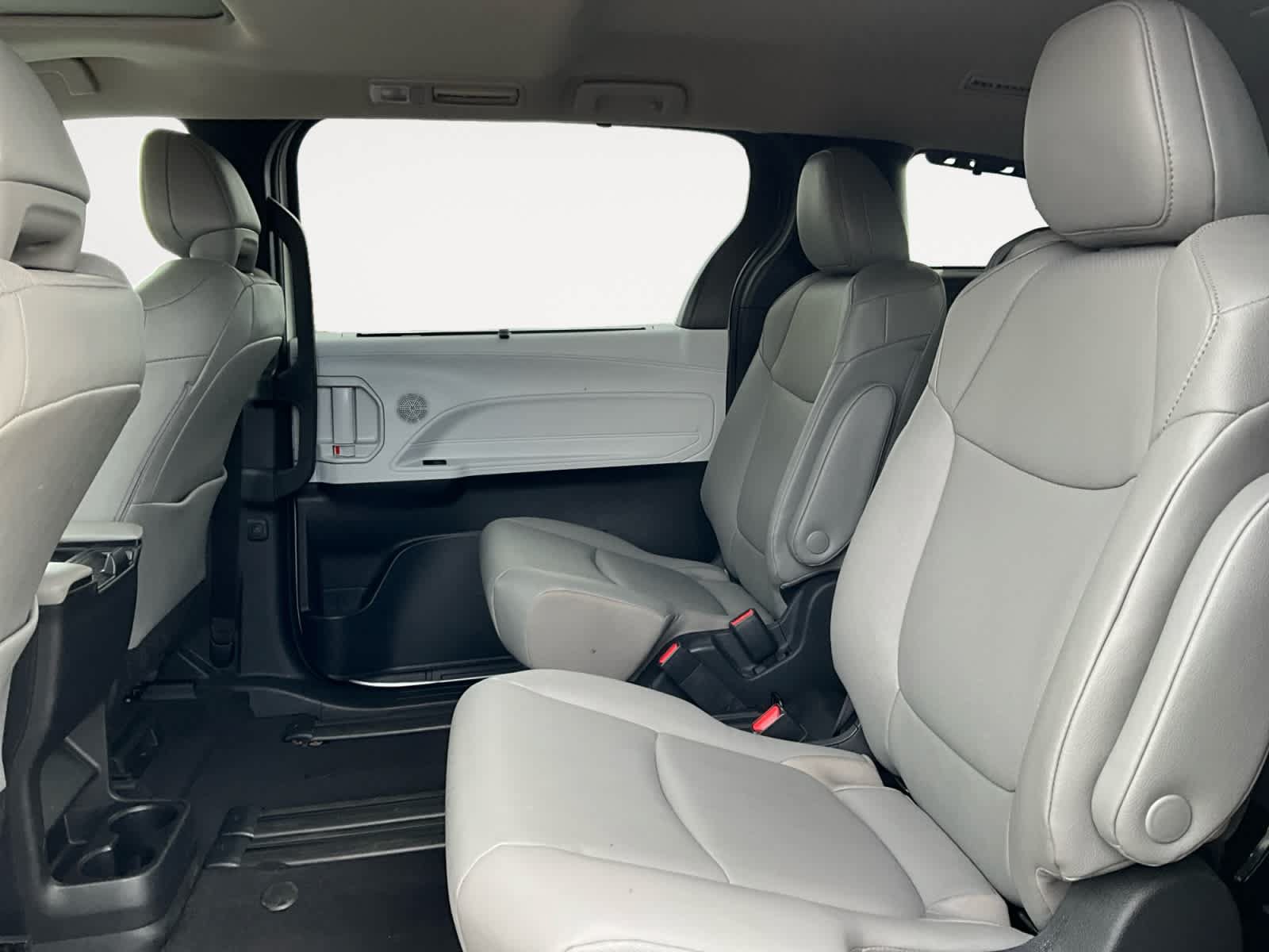 Used 2026 Toyota Sienna XLE FWD image 13