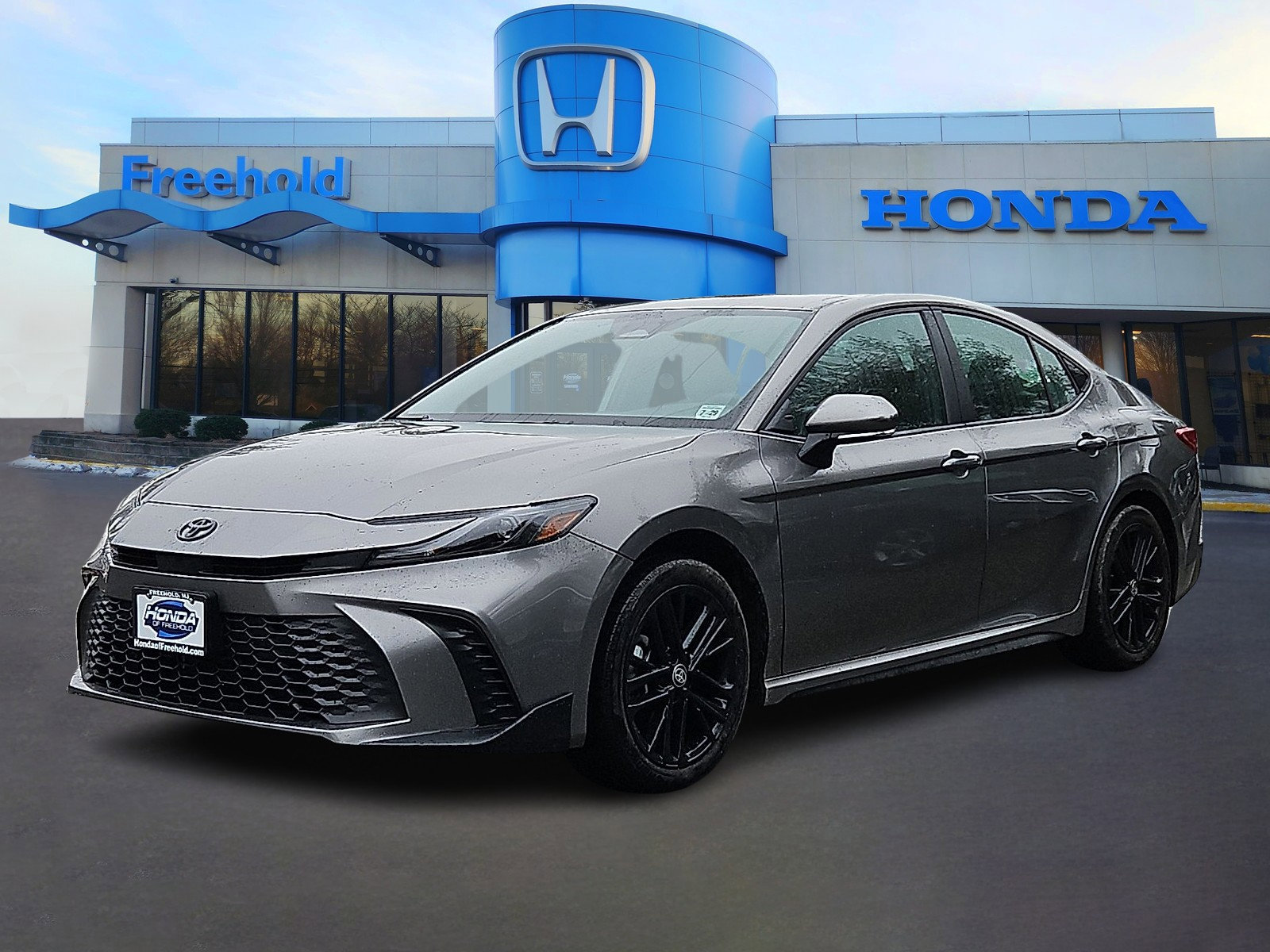 Used 2025 Toyota Camry SE image 3