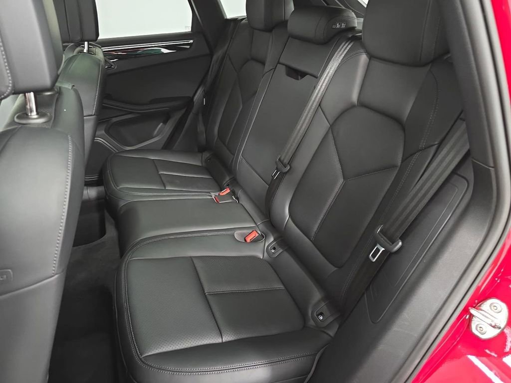 Used 2025 Porsche Macan AWD/4WD image 27