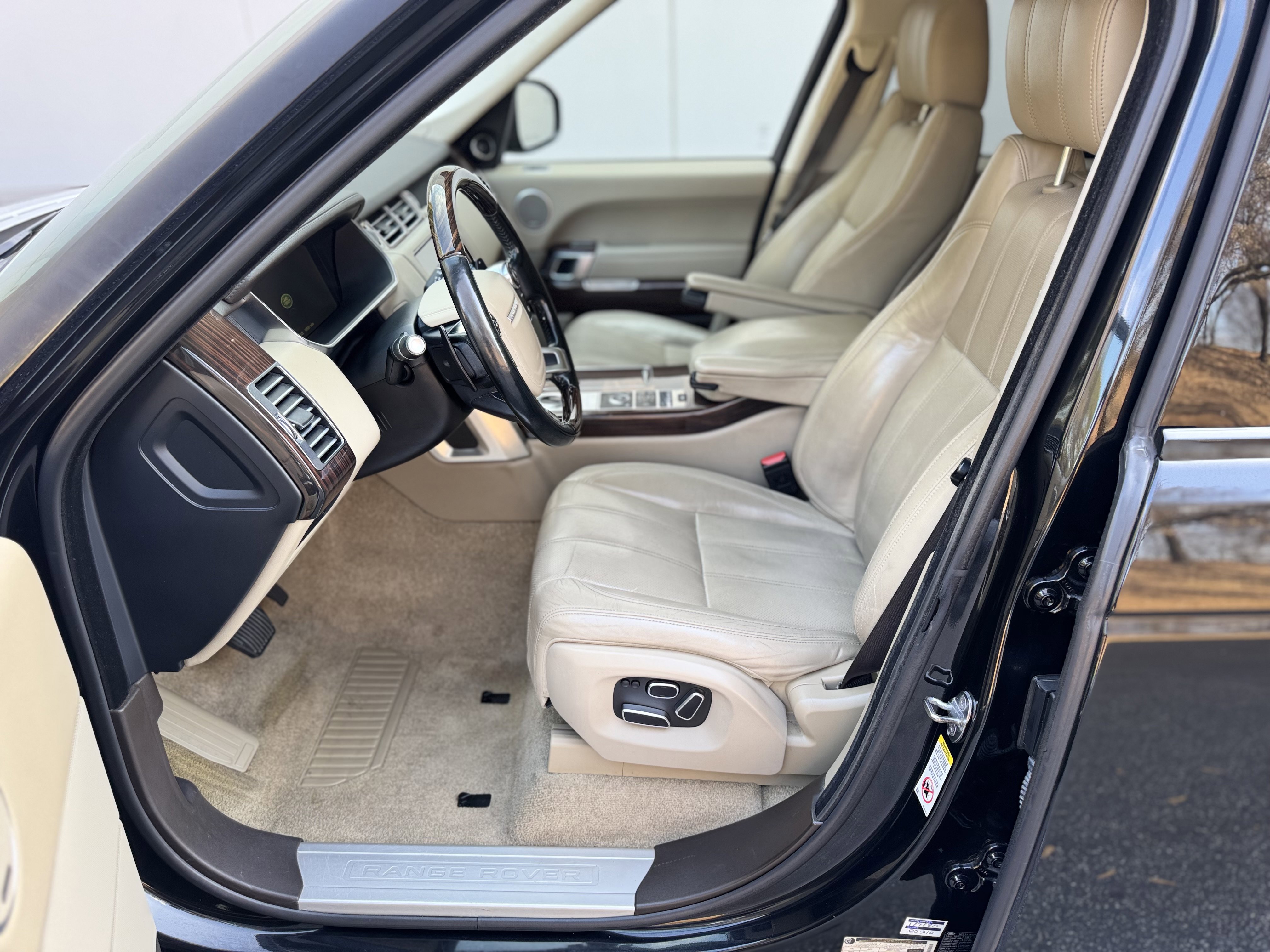 Used 2015 Land Rover Range Rover HSE image 31