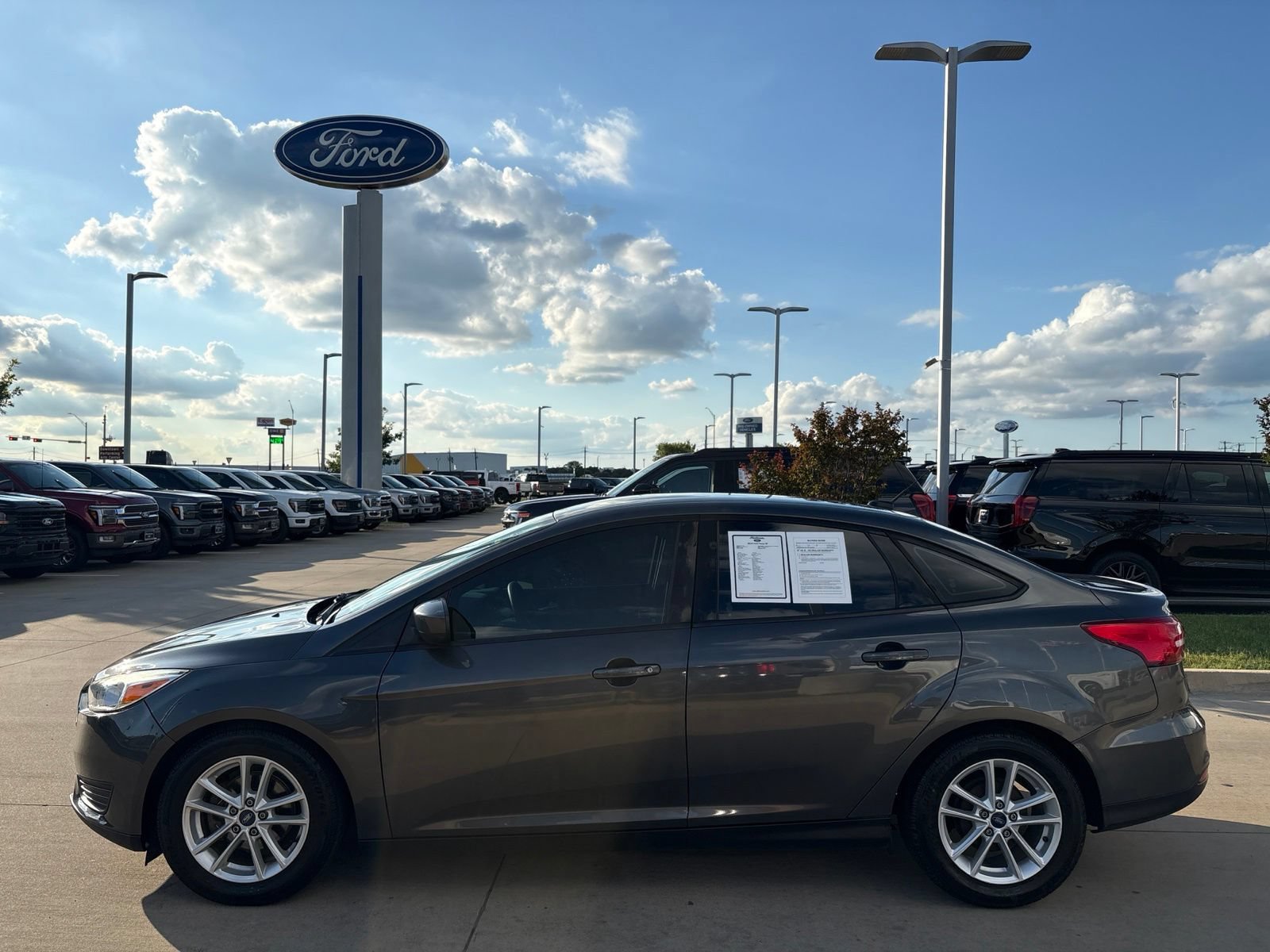Used 2018 Ford Focus SE FWD image 2