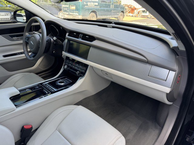 Used 2020 Jaguar XF Premium image 31