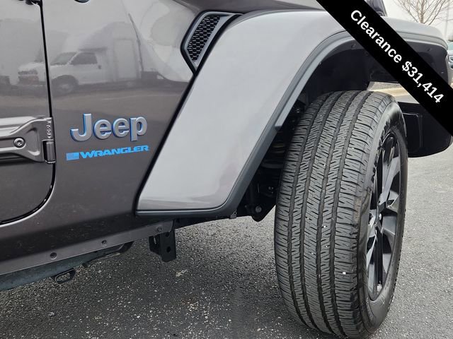 Used 2025 Jeep Wrangler Unlimited Sahara w/ Safety Group AWD/4WD image 16