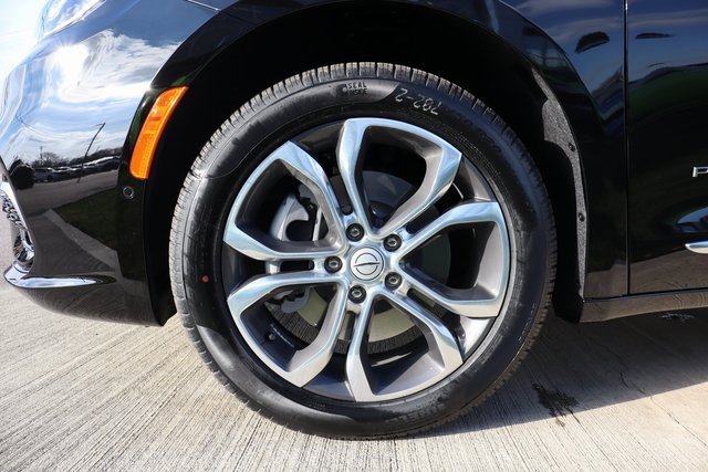 New 2026 Chrysler Pacifica Pinnacle w/ Trailer Tow Group image 32