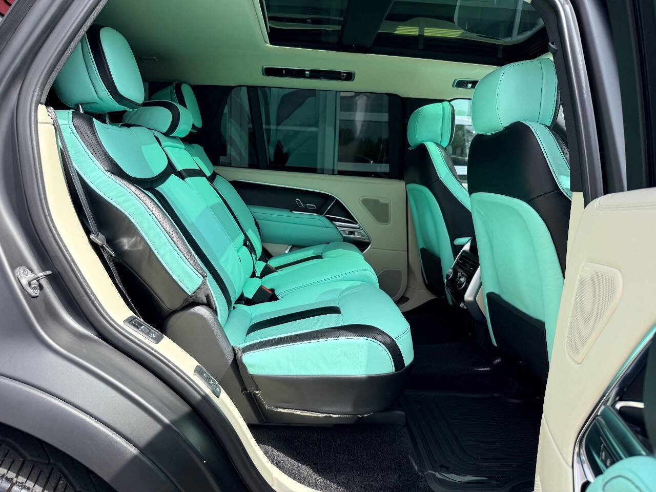 Used 2022 Land Rover Range Rover Long Wheelbase SE image 37