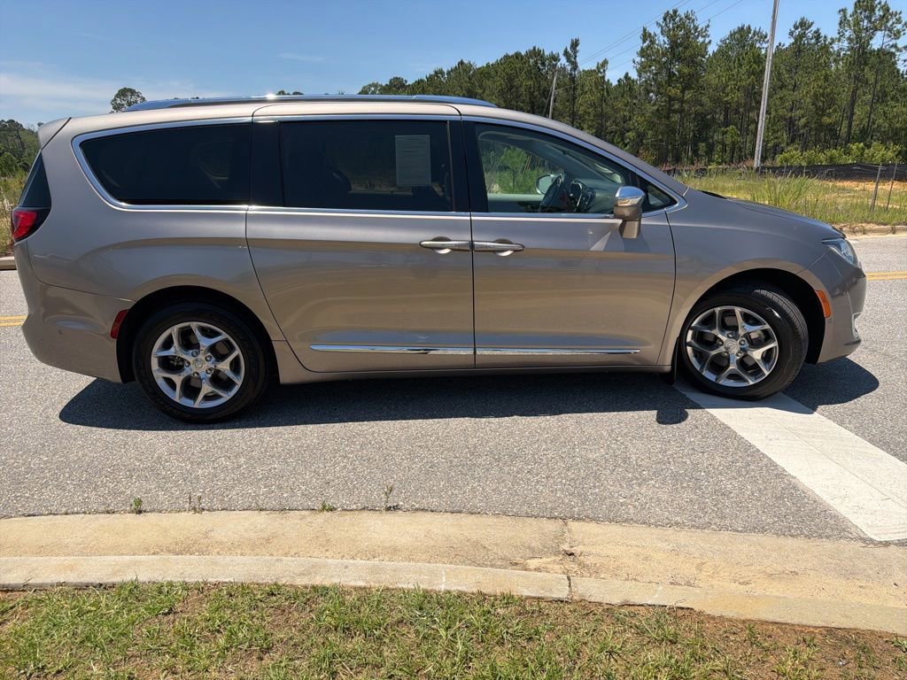 Used 2018 Chrysler Pacifica Limited w/ Advanced Safetytec Group FWD image 10