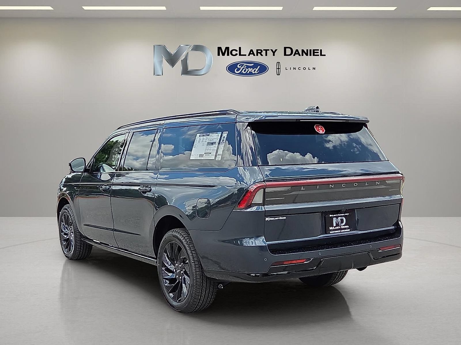 New 2026 Lincoln Navigator L Reserve w/ Jet Appearance Package AWD/4WD image 4