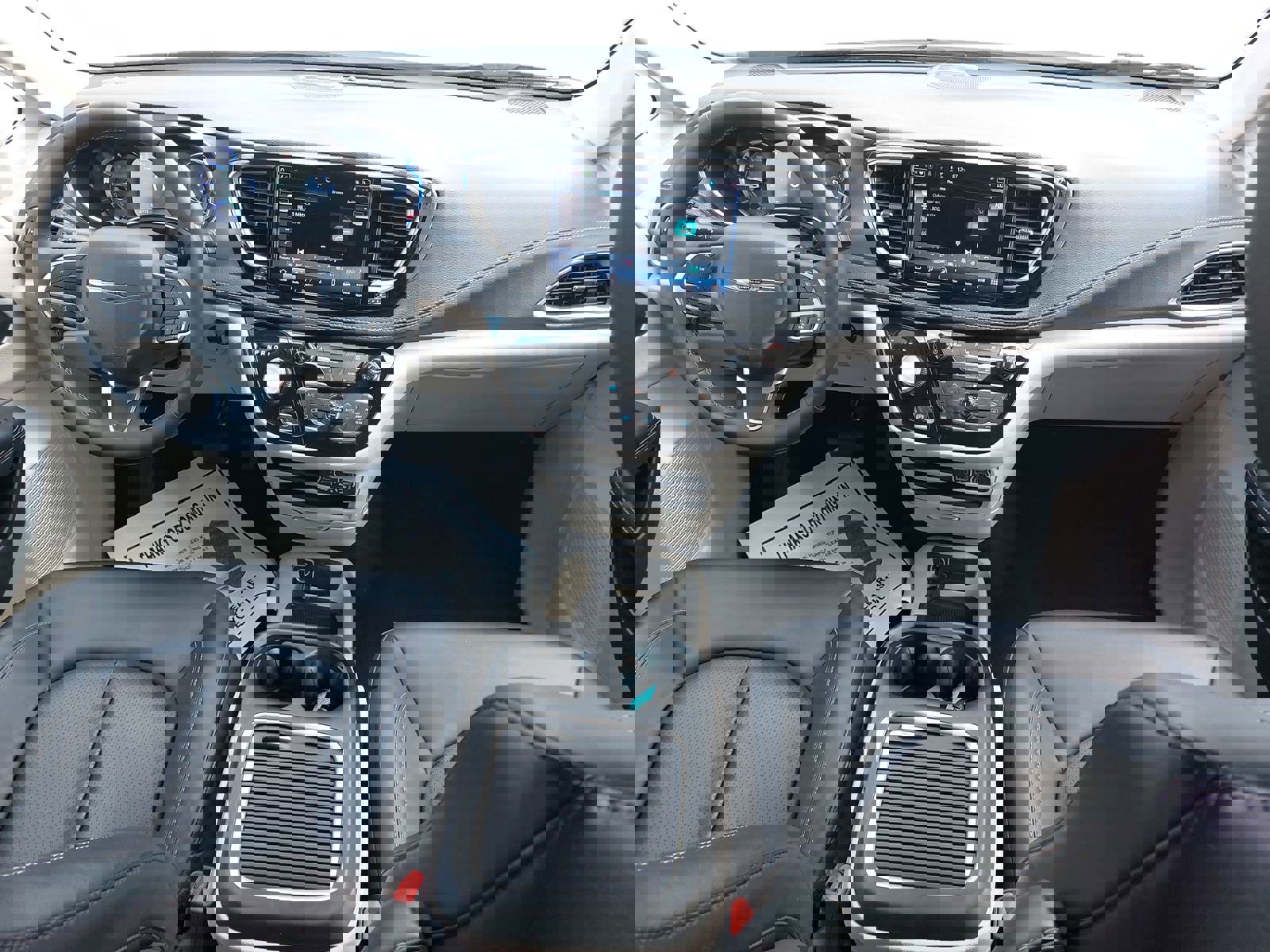 Used 2024 Chrysler Pacifica Select image 9