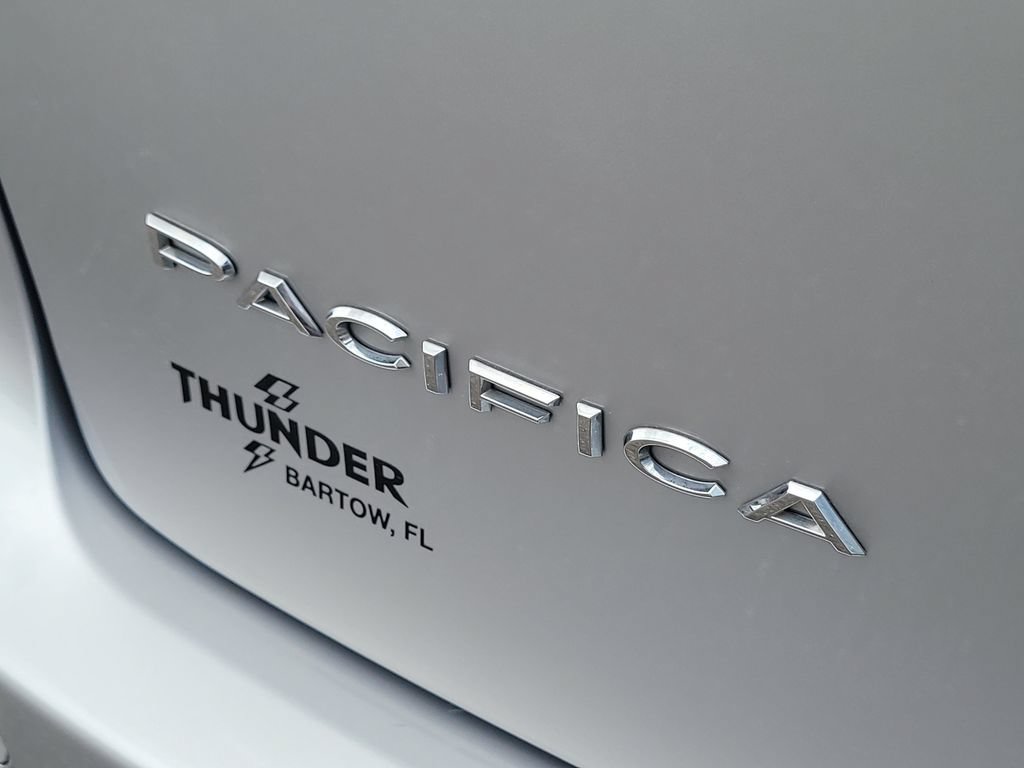 Used 2024 Chrysler Pacifica Touring-L FWD image 7