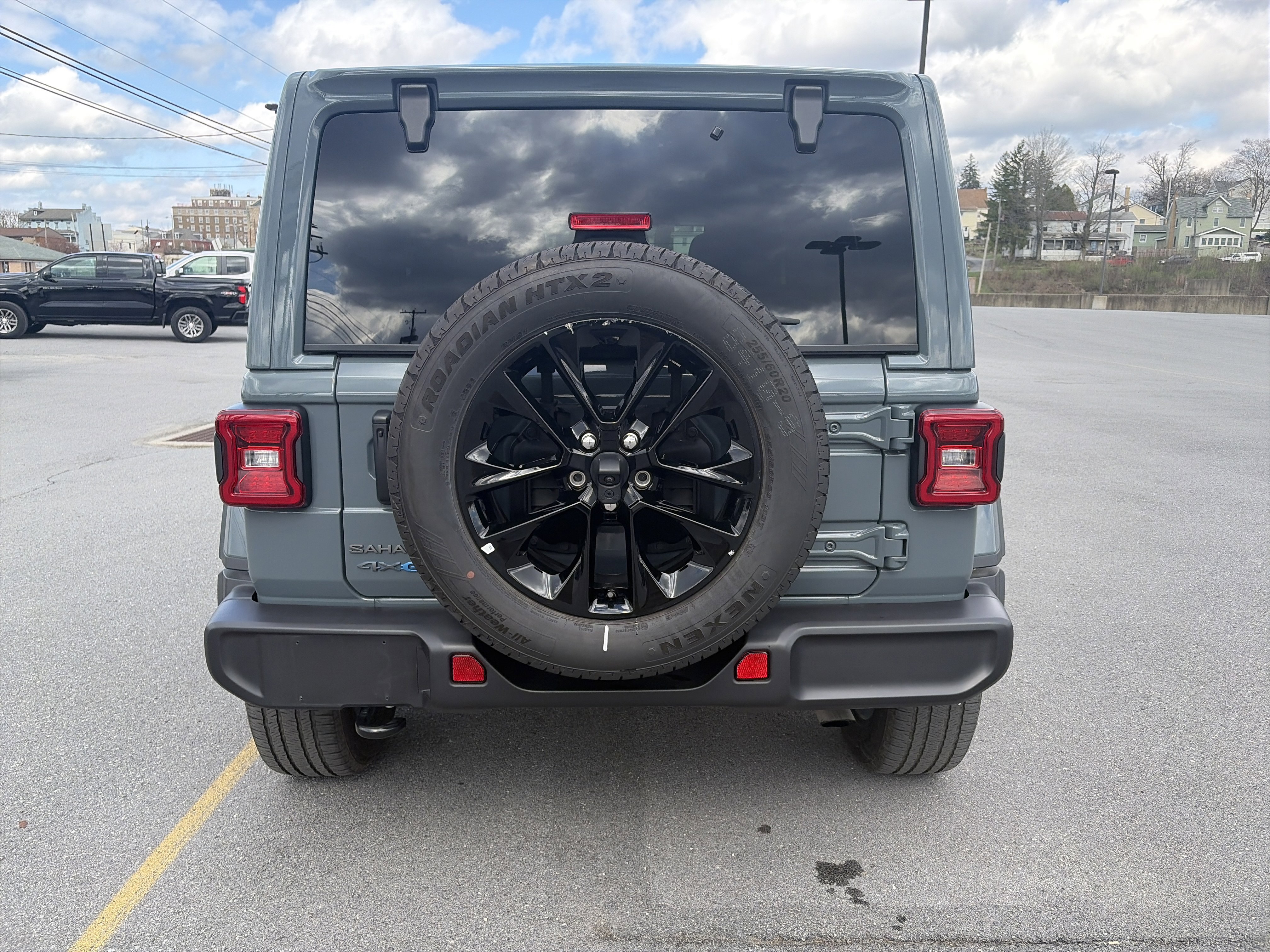 Used 2025 Jeep Wrangler Sahara video 4