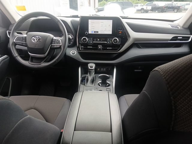 Used 2023 Toyota Highlander LE FWD image 17