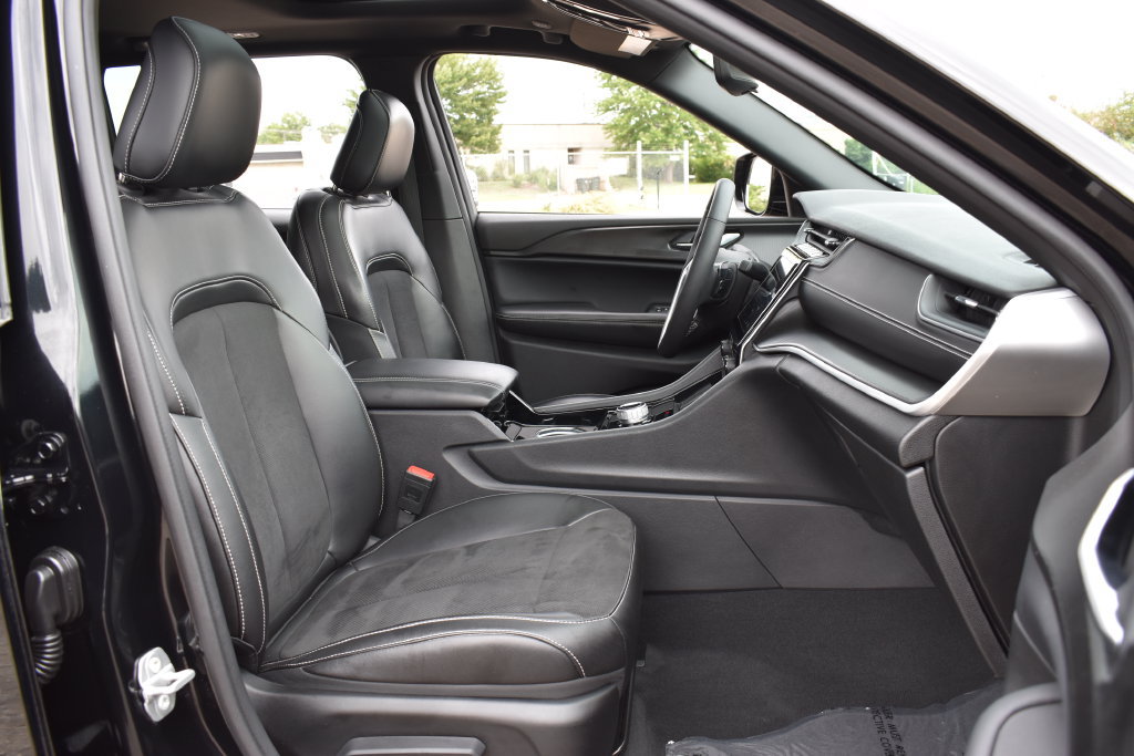 Used 2023 Jeep Grand Cherokee Altitude AWD/4WD image 29