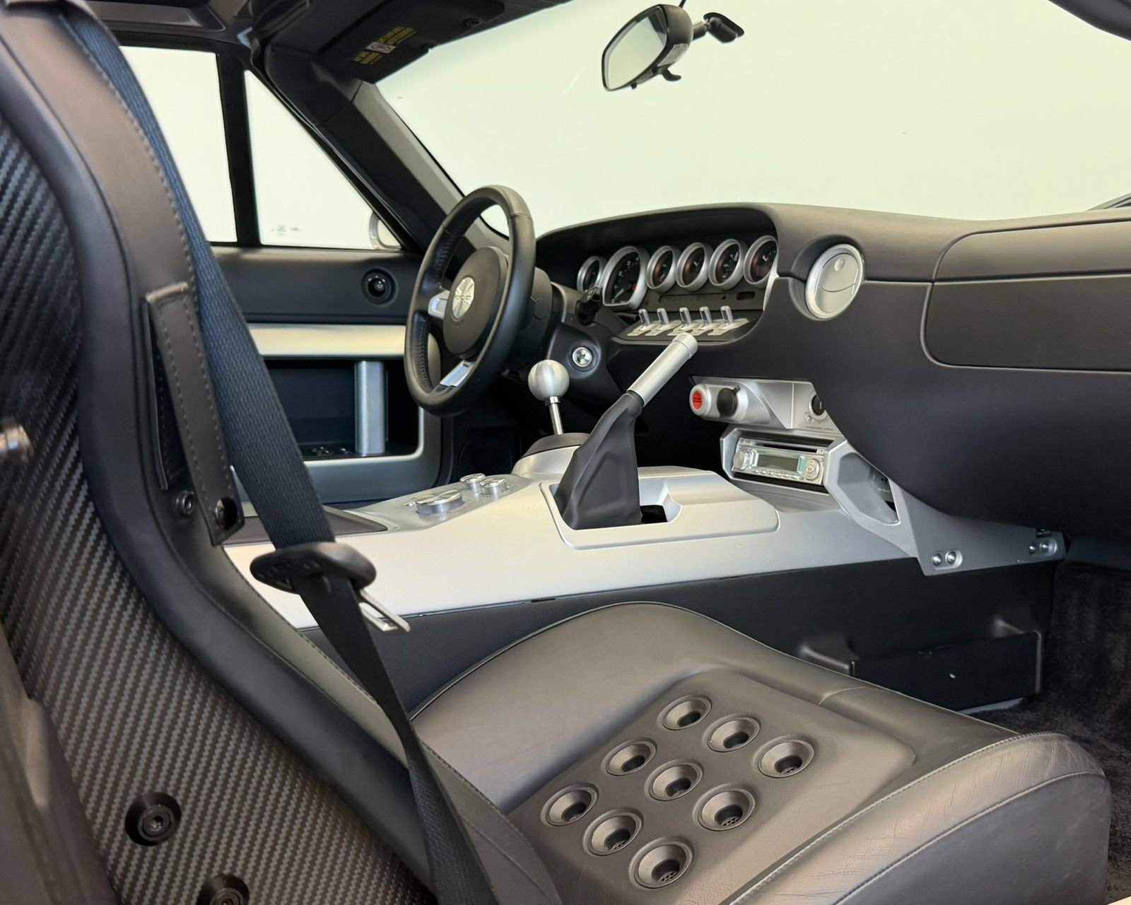 Used 2006 Ford GT RWD image 28