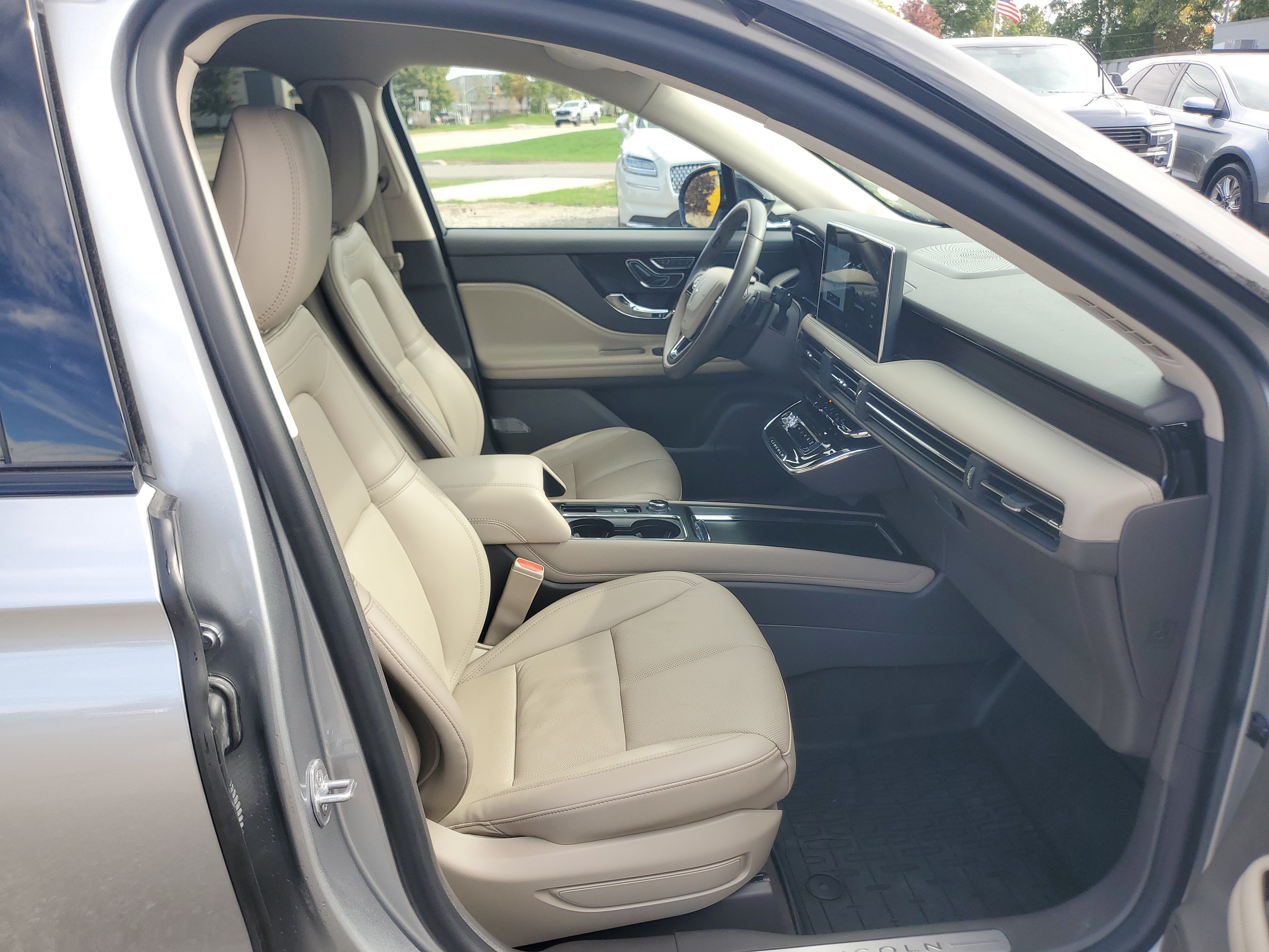 Certified 2024 Lincoln Corsair Reserve w/ Jet Appearance Package AWD/4WD image 9