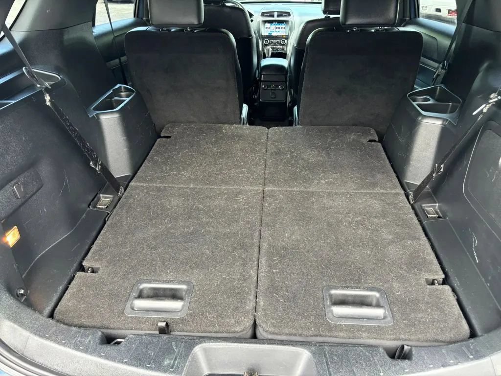 Used 2018 Ford Explorer XLT w/ Equipment Group 202A AWD/4WD image 16