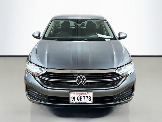 Used 2024 Volkswagen Jetta SE image 2