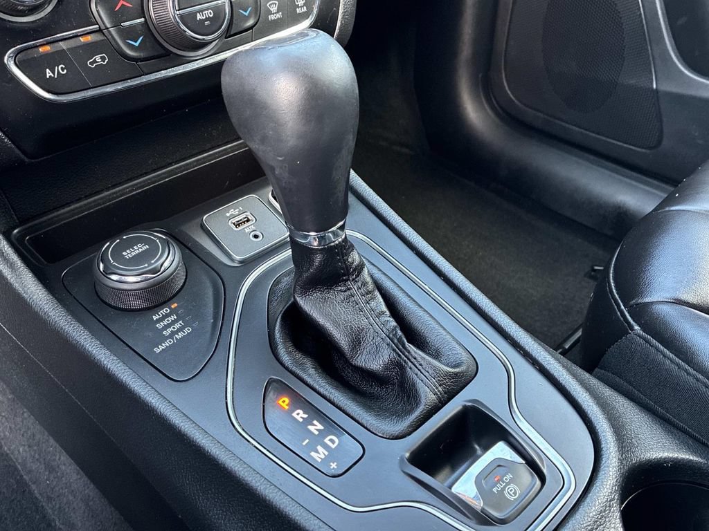 Used 2019 Jeep Cherokee Latitude Plus w/ Comfort/Convenience Group AWD/4WD image 28