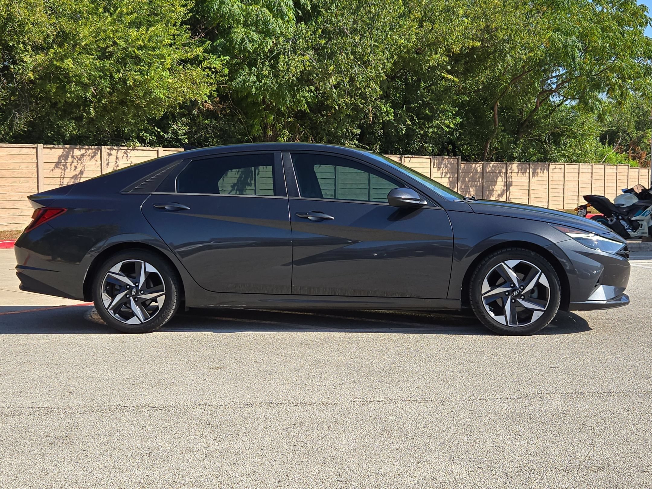 Used 2023 Hyundai Elantra SEL w/ Convenience Package FWD image 2