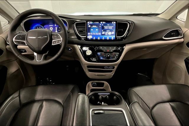 Used 2024 Chrysler Pacifica Touring-L image 18
