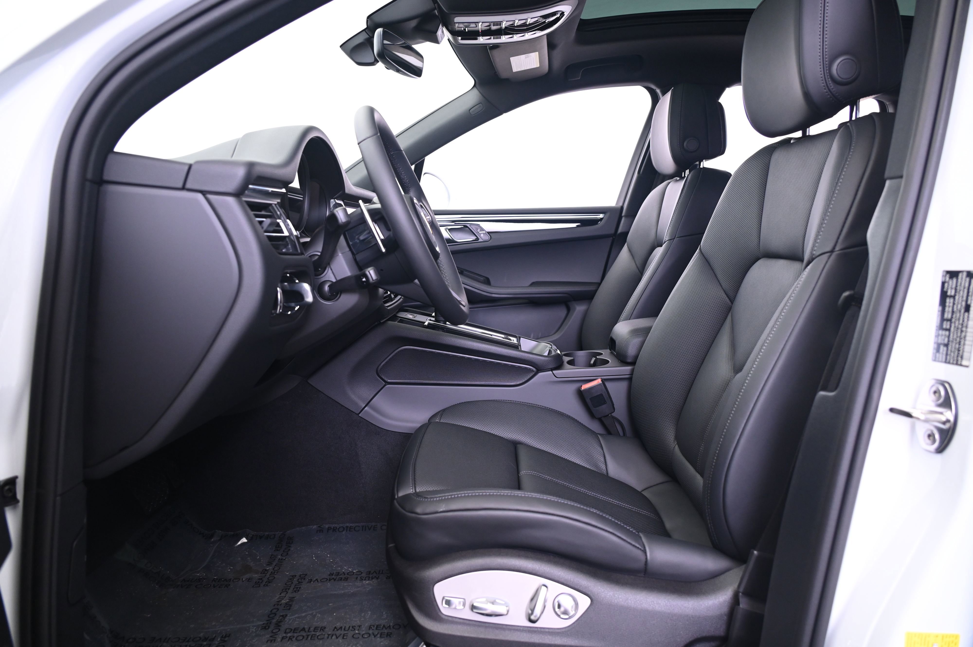 Certified 2025 Porsche Macan image 37