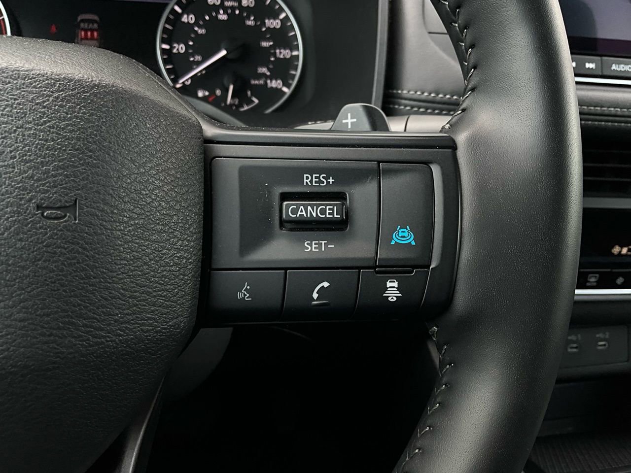 Used 2025 Nissan Rogue SV image 34